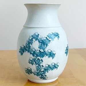 Elizabeth Roman Vermont Studio Pottery Vase 6.5” Blue Spongeware Signed